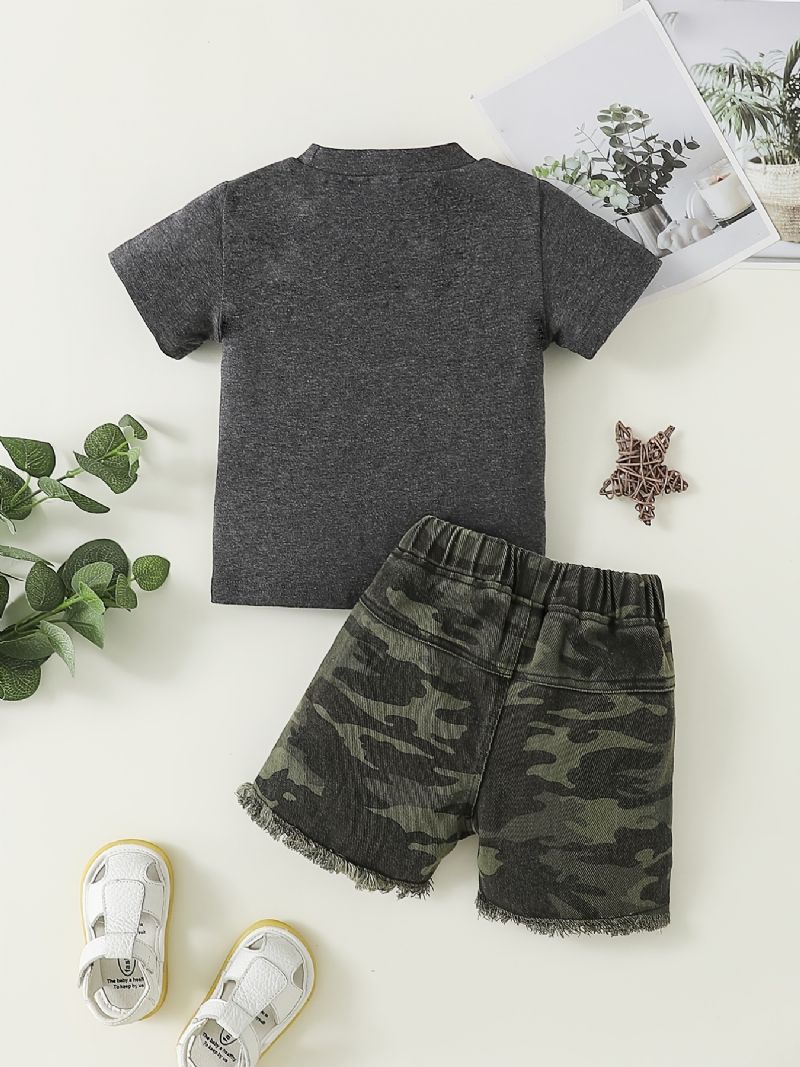 Gutter Letter Print Kortermet Topp + Camo Ripped Shorts Sett Barneklær