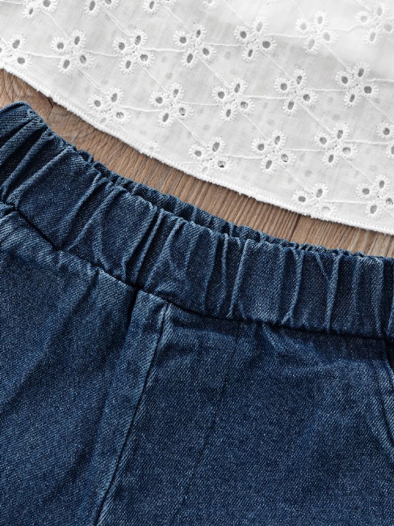 Søte Jenter Med Fluermer Med Hule Blomstertopp Og Volangerte Denimshorts Med Elastisk Midje