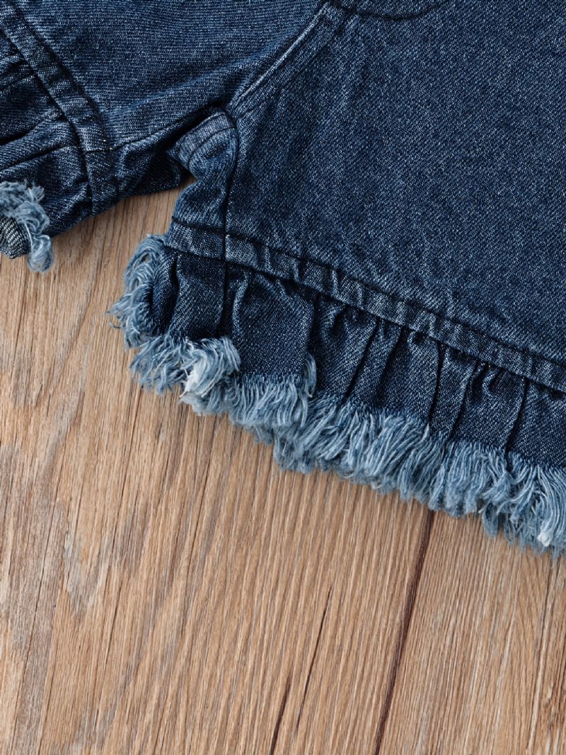 Søte Jenter Med Fluermer Med Hule Blomstertopp Og Volangerte Denimshorts Med Elastisk Midje